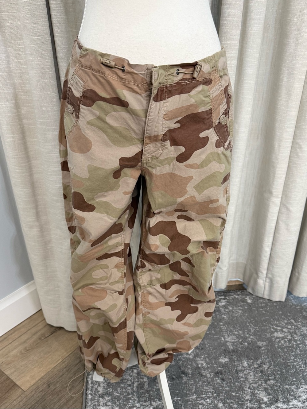 American Eagle Outfitters women’s Camo Cargo Pants - Tan Brown